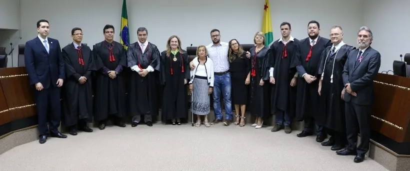 TRE/AC homenageia desembargadora Cezarinete Angelim com entrega de medalha à família