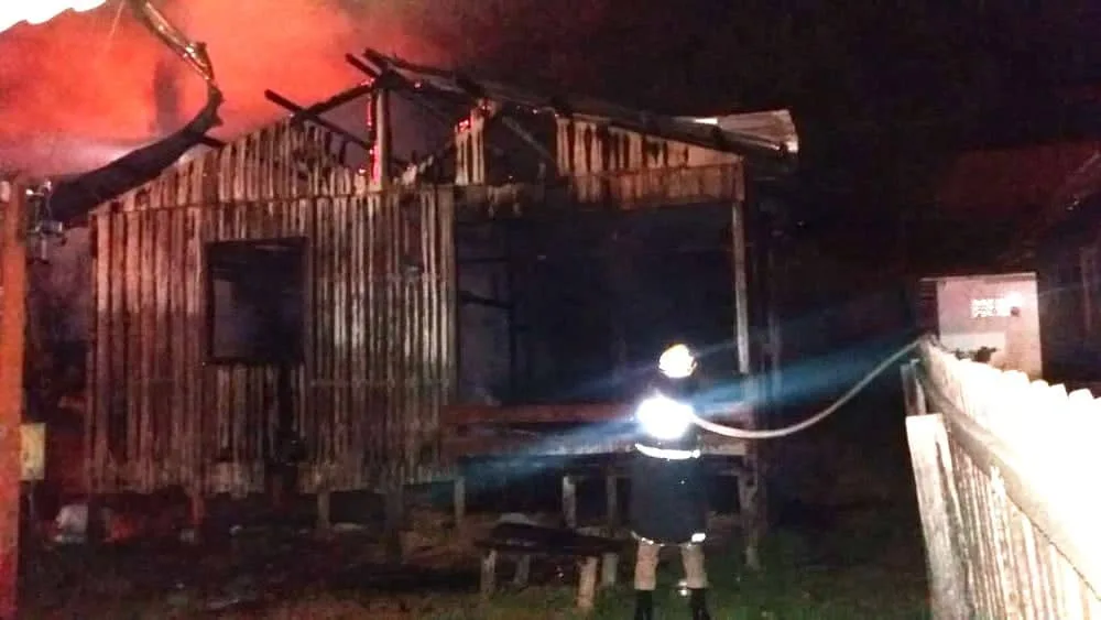 Tiroteio entre facções rivais termina com casa incendiada e quatro pessoas presas