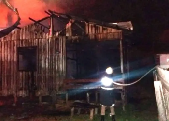 Tiroteio entre facções rivais termina com casa incendiada e quatro pessoas presas