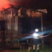 Tiroteio entre facções rivais termina com casa incendiada e quatro pessoas presas