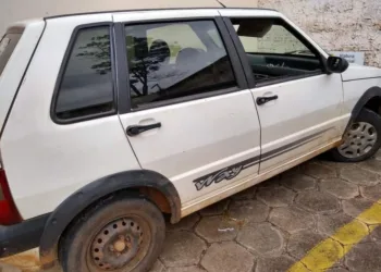 Suspeitos usaram um carro branco para chegar até o local — Foto Quésia Melo G1