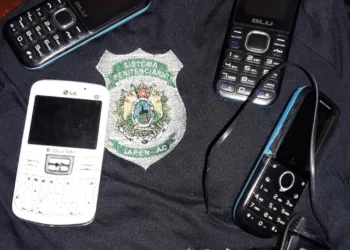 Dupla arremessa celulares e carregador por cima de muralha em presídio