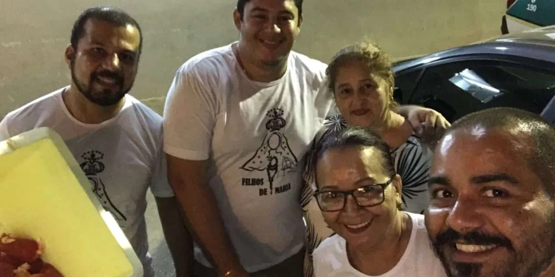 Voluntários distribuem sopa a moradores de rua uma vez por semana na Capital