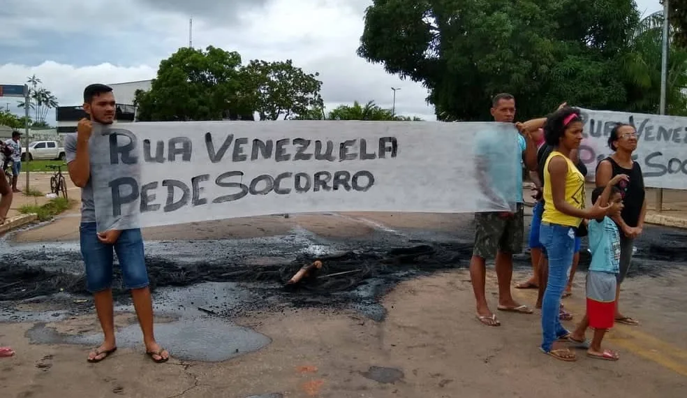 Moradores queimam pneus, interditam rua e pedem melhorias no bairro Habitasa