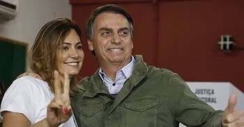 Acompanhado de agentes da PF e da mulher, Bolsonaro vota no Rio.