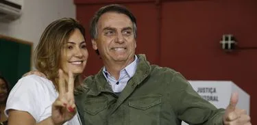 Acompanhado de agentes da PF e da mulher, Bolsonaro vota no Rio.