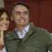 Acompanhado de agentes da PF e da mulher, Bolsonaro vota no Rio.