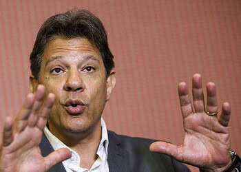 O candidato do PT à Presidência da República, Fernando Haddad, durante entrevista coletiva após encontro com dirigentes da Conferência Nacional dos Bispos do Brasil (CNBB), em Brasília.
