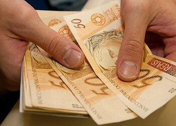 Empresas têm até esta sexta, 30, para pagar a primeira parcela do 13° salário
