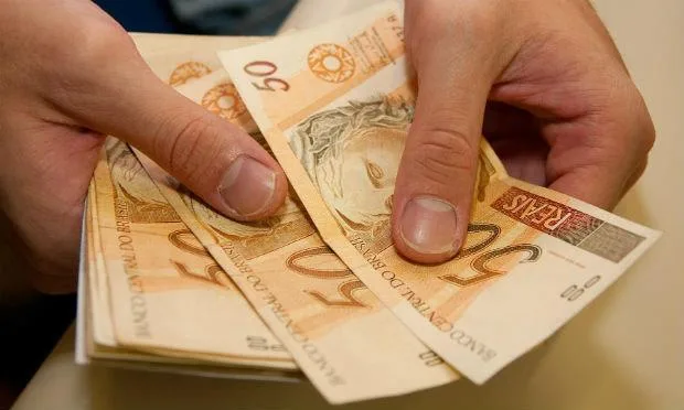 Empresas têm até esta sexta, 30, para pagar a primeira parcela do 13° salário
