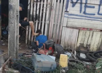 Suspeitos de matar três adolescentes aparecem em vídeo torturando morador de bairro dois dias após o crime — Foto Reprodução