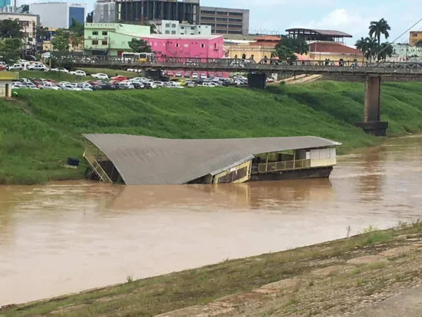 Bar Flutuante pode ter afundado devido a problemas em boias de sustentação