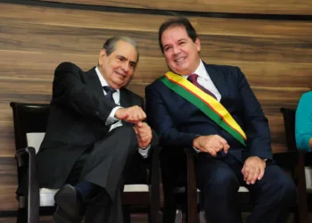 Presidente da CNC, Roberto Tadros, recebe homenagem do governador Tião Viana