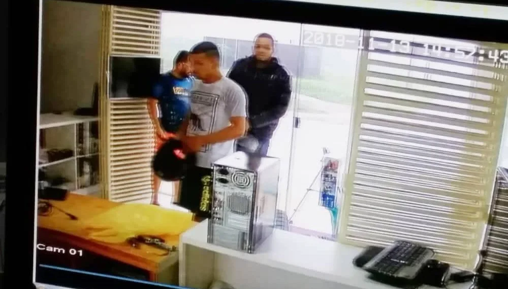 Assaltantes invadem loja, rendem e agridem família; prejuízo chega a R$ 15 mil