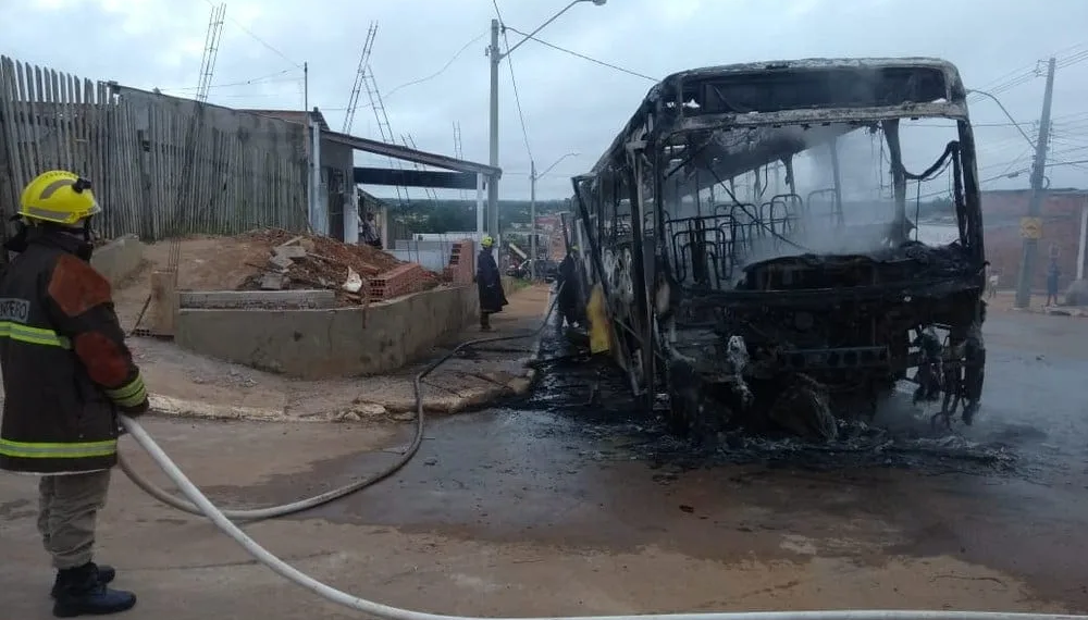 Ônibus tem falha elétrica e é consumido pelo fogo em Rio Branco