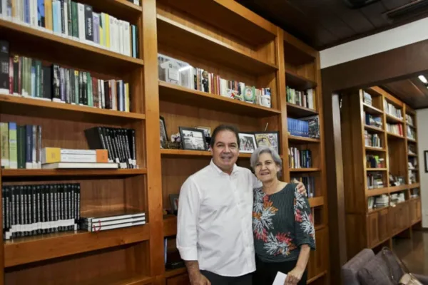 Tião Viana doa acervo pessoal de mil livros para Biblioteca Pública Estadual
