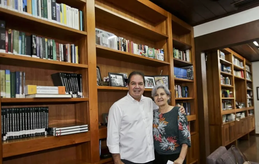 Tião Viana doa acervo pessoal de mil livros para Biblioteca Pública Estadual