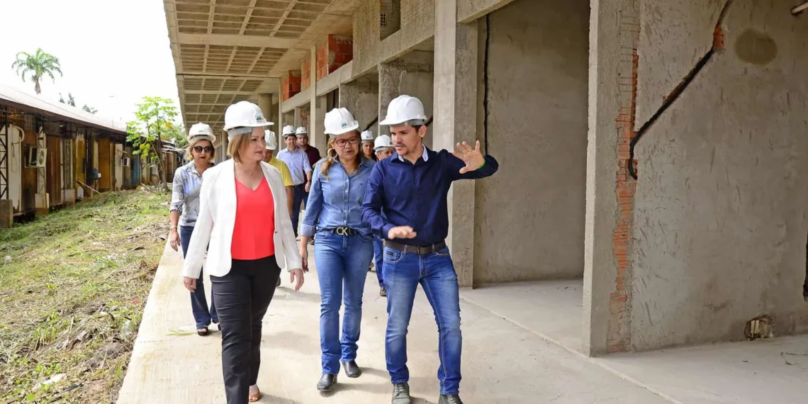Prefeita vistoria obra do Shopping Popular e anuncia entrega para outubro de 2019