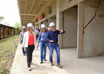 Prefeita vistoria obra do Shopping Popular e anuncia entrega para outubro de 2019