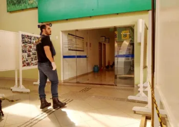 Bandidos rendem vigilante, danificam sistema de segurança e arrombam caixas eletrônicos de faculdade