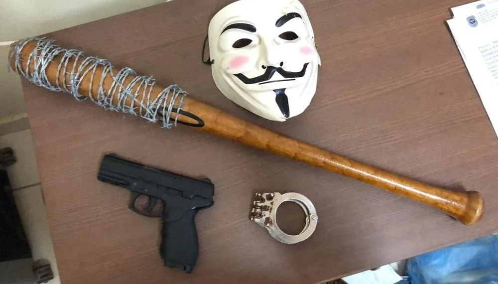 Dupla é presa por roubo e polícia encontra taco igual ao de vilão do 'The Walking Dead'