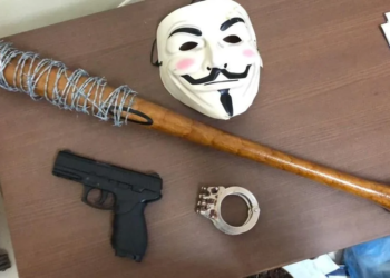 Dupla é presa por roubo e polícia encontra taco igual ao de vilão do 'The Walking Dead'