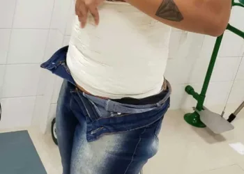 Mulher é presa no aeroporto de Rio Branco ao tentar embarcar com quase 2 kg de cocaína presos ao corpo