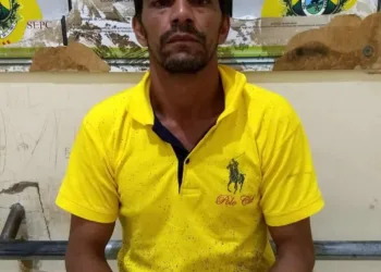 Homem é preso após arrombar casa para dormir e diz à polícia que estava 'cansado'