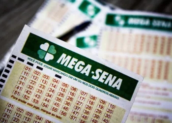 SÃO PAULO, SP - 16.02.2018: 100 MI PARA GANHADOR DA MEGA SENA - O sorteio do concurso 2015 da mega-sena, que acontece no sábado (17), pagará ao acertador das dezenas sorteadas a quantia de R$ 100 milhões. (Foto: Aloisio Mauricio /Fotoarena/Folhapress) ORG XMIT: 1487253