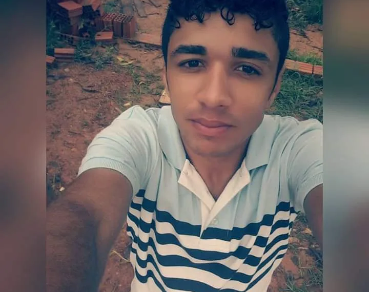 Mãe recebe vídeo de filho sendo assassinado e procura desesperadamente pelo corpo
