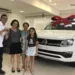 Ganhadora recebe carro sorteado pela Catedral de Rio Branco