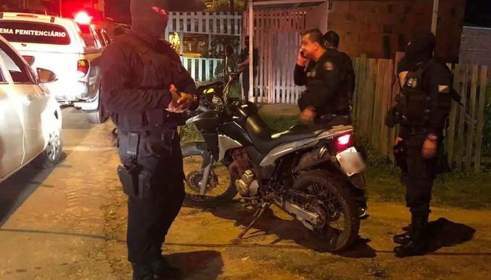 Foragido de presídio é recapturado com moto furtada da PM