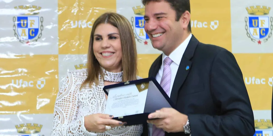 Gladson Cameli recebe homenagem da UFAC e prestigia solenidade no Tribunal de Contas do Estado