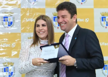 Gladson Cameli recebe homenagem da UFAC e prestigia solenidade no Tribunal de Contas do Estado