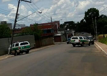 Funcionário de lava jato bate carro com brasão da PM em poste na Capital