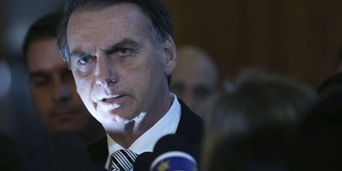 O presidente eleito, Jair Bolsonaro, conversa com jornalistas após visita ao Comando da Aeronáutica,em Brasília