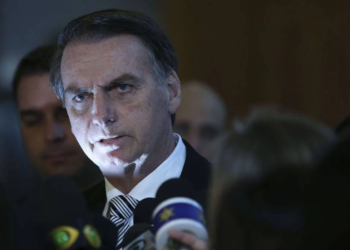 O presidente eleito, Jair Bolsonaro, conversa com jornalistas após visita ao Comando da Aeronáutica,em Brasília