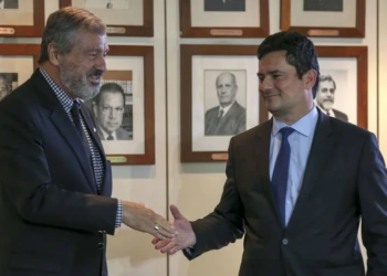O atual ministro da Justiça, Torquato Jardim, e o futuro ministro da pasta, juiz federal Sérgio Moro, durante coletiva de imprensa após reunião.