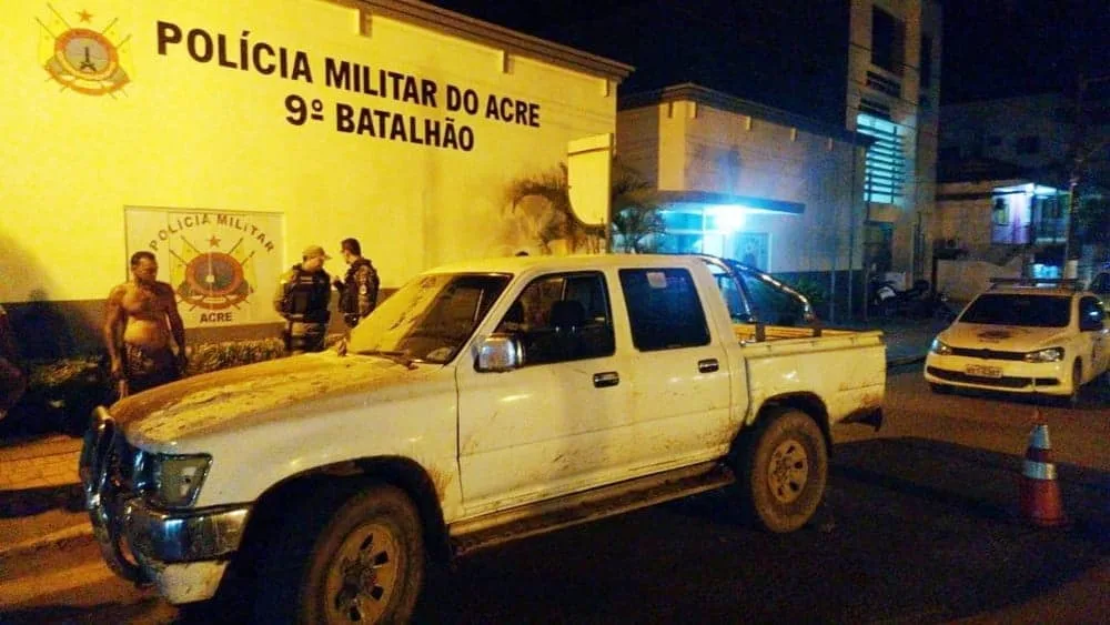Trio armado faz família refém e foge com caminhonete