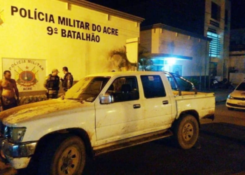 Trio armado faz família refém e foge com caminhonete