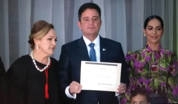 Diplomação de governador, senadores e deputados lota teatro da Ufac