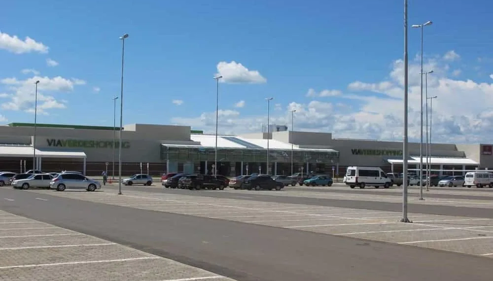 Militar da reserva e mulher são presos furtando roupas em loja do shopping