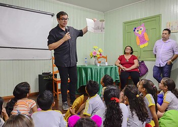 Jornalista Vinicius Dônola promove contação de história sobre o Acre em Escola municipal