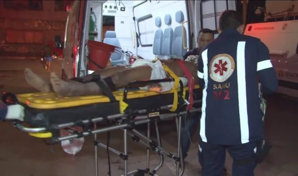 Criminosos invadem casa, atiram e deixam jovem de 23 anos em estado grave