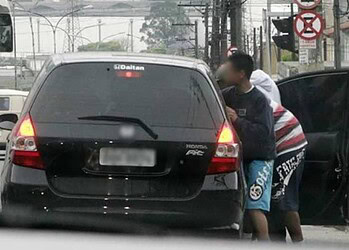 Criminosos rendem mulher e levam o veículo