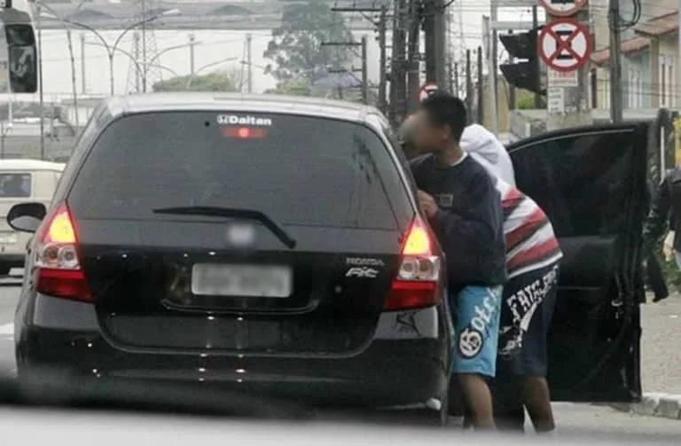 Criminosos rendem mulher e levam o veículo