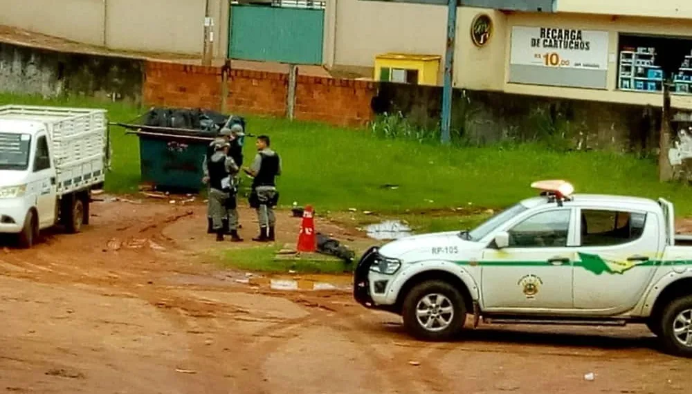 Donos de casa onde saco de lixo com bebê morto foi deixado pendurado são ouvidos