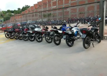 Polícia flagra grupo de motociclistas fazendo racha em Cruzeiro do Sul