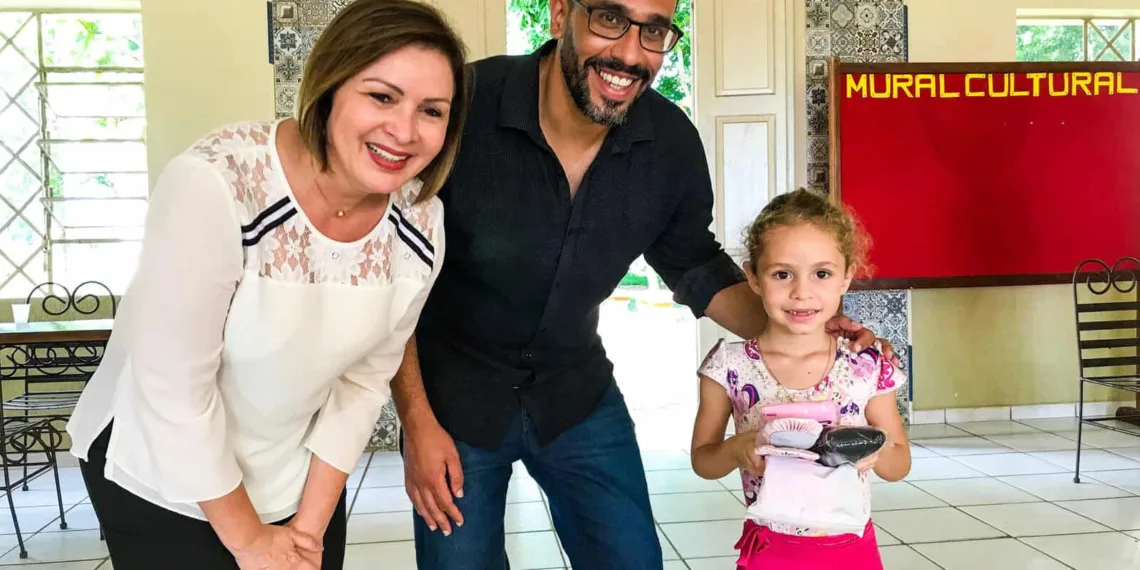 Prefeita Socorro Neri prestigia entrega de kit de balé para alunas do Centro Cultural Lydia Hammes
