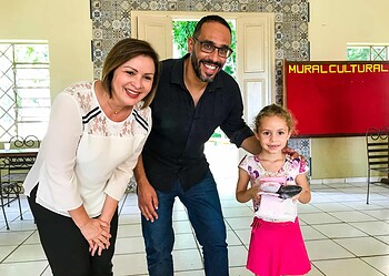 Prefeita Socorro Neri prestigia entrega de kit de balé para alunas do Centro Cultural Lydia Hammes